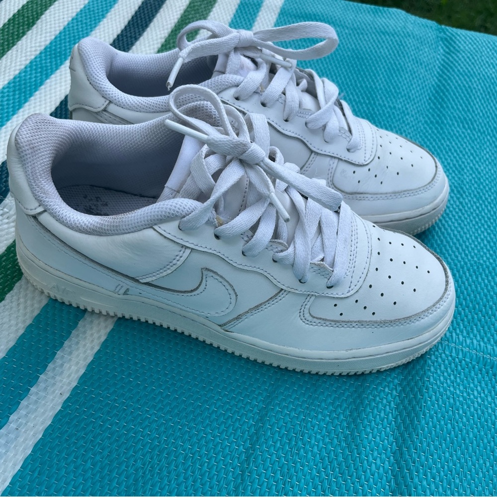 Nike White Sneakers Classic Air Force 1 Design